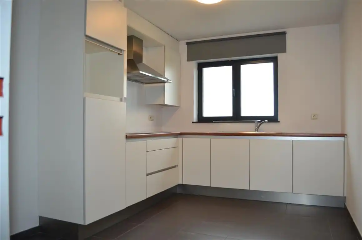 Ruim goed onderhouden appartement met twee slpk's, kelder en autostaanplaats van bouwjaar 2006. foto 7