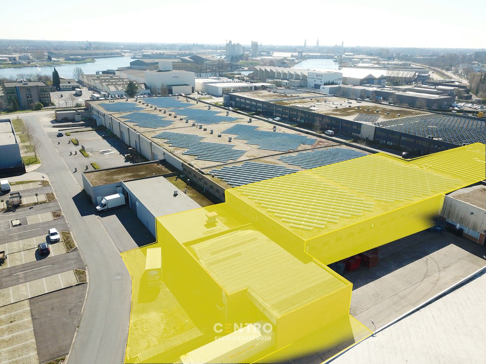 Instapklaar BEDRIJFSGEBOUW bestaande uit MAGAZIJNEN (2.685m²) met 2 LAADKADEN en instapklare KANTOREN (600m²) op industriezone "Herdersbrug" te Brugge foto {{pictureIndex}}