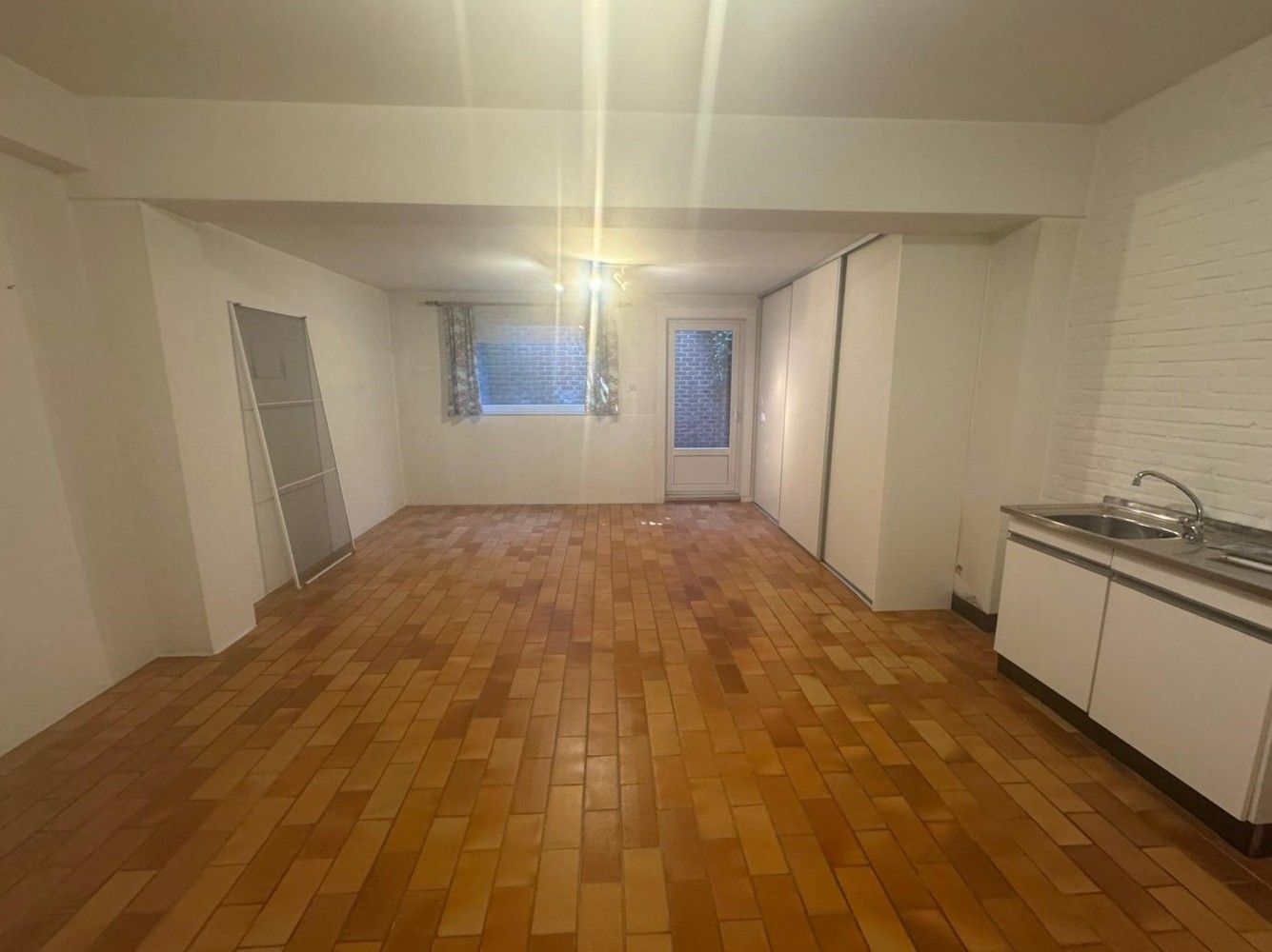 Zéér ruime rijwoning met terras en tuin nabij het centrum van Genk foto 11