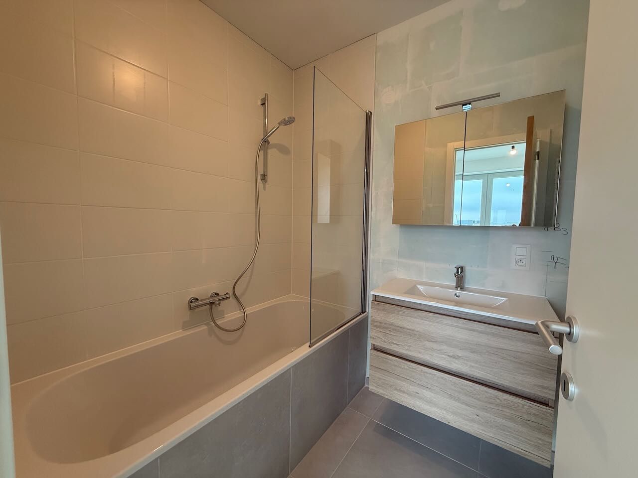 Instapklaar nieuwbouwappartement met terras foto 10