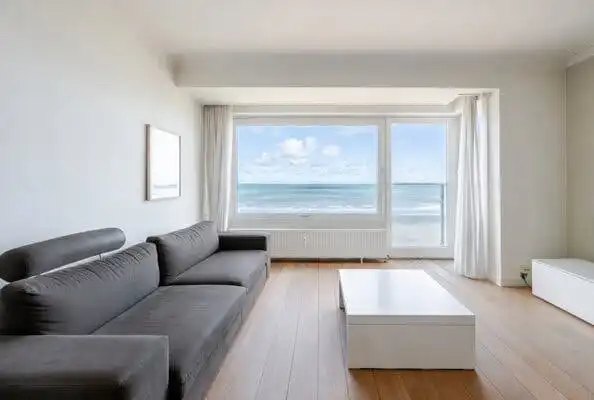 Prachtig gerenoveerd appartement met frontaal zeezicht foto 16