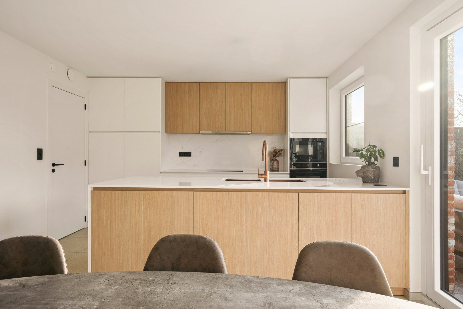 Halfopen nieuwbouwwoning met 3 slaapkamers, garage en zonnige tuin in Dadizele-centrum foto 8