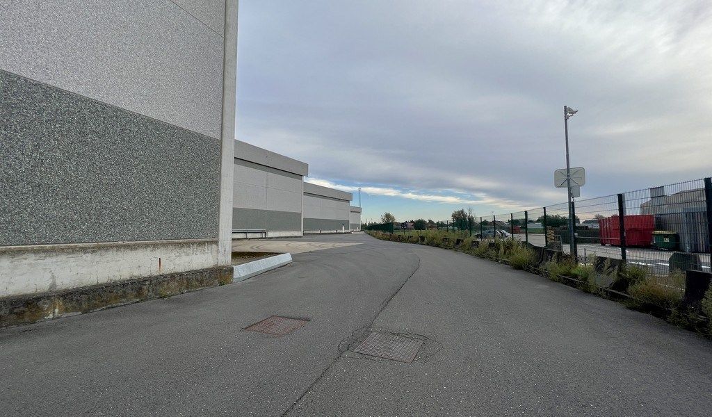 Logistieke loodsen met laadkades vlakbij R42 in Sint-Niklaas foto 13