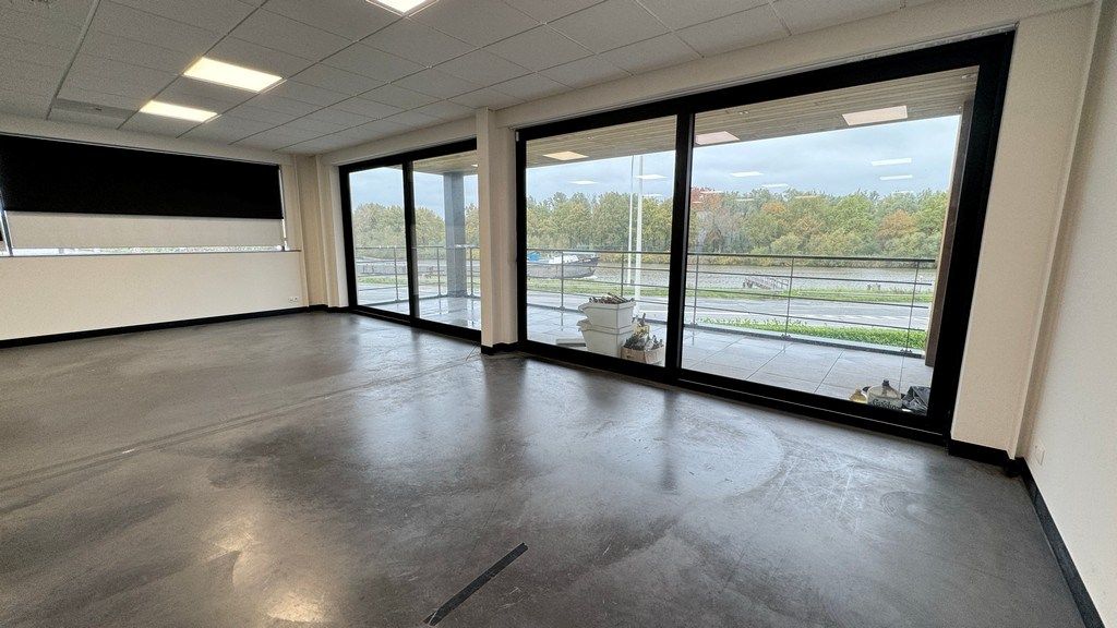 Instapklare kantoren te huur met terras vlakbij afrit R4 in Evergem foto 21
