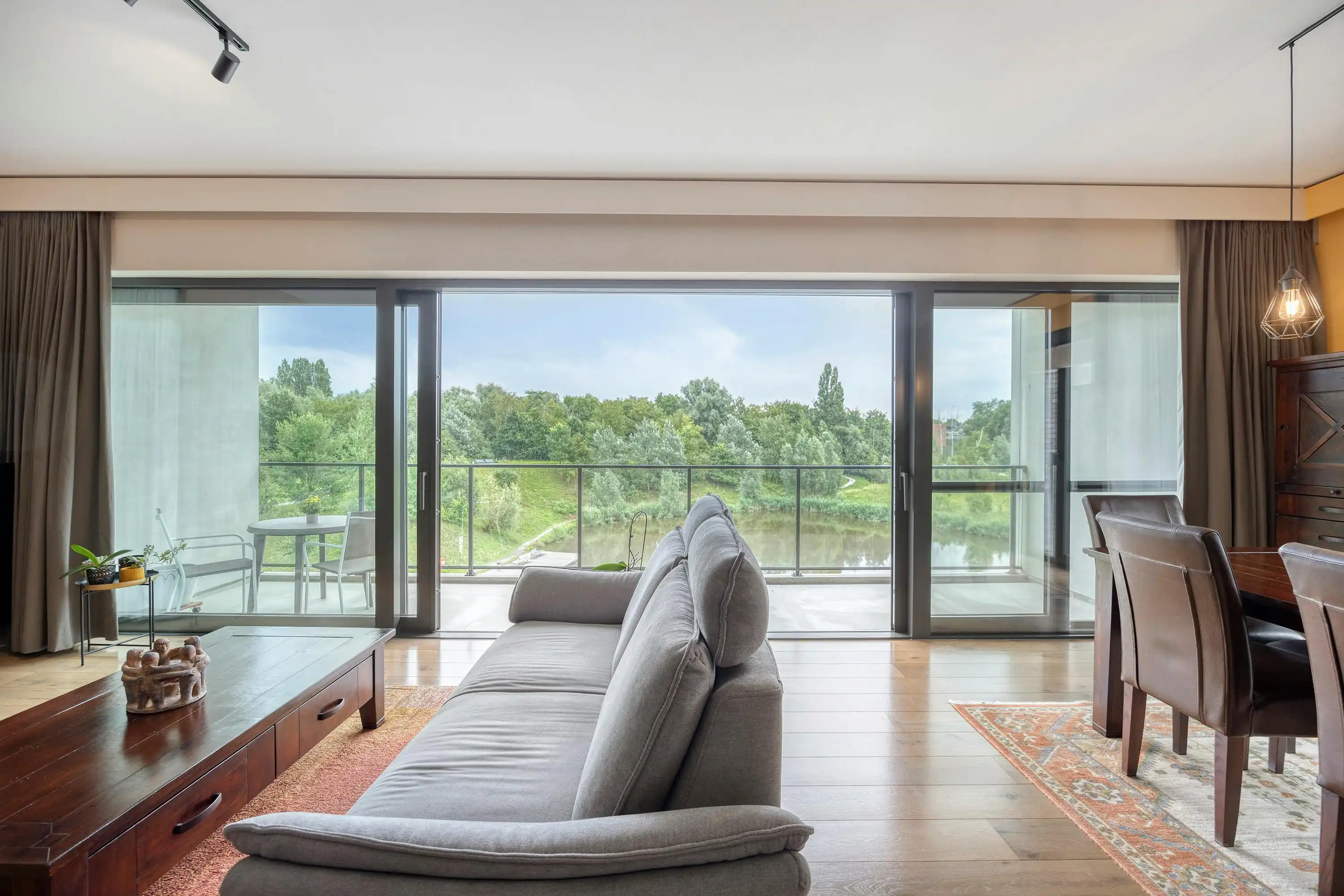 Uniek appartement met terras en parkings te koop in Hemiksem foto 4