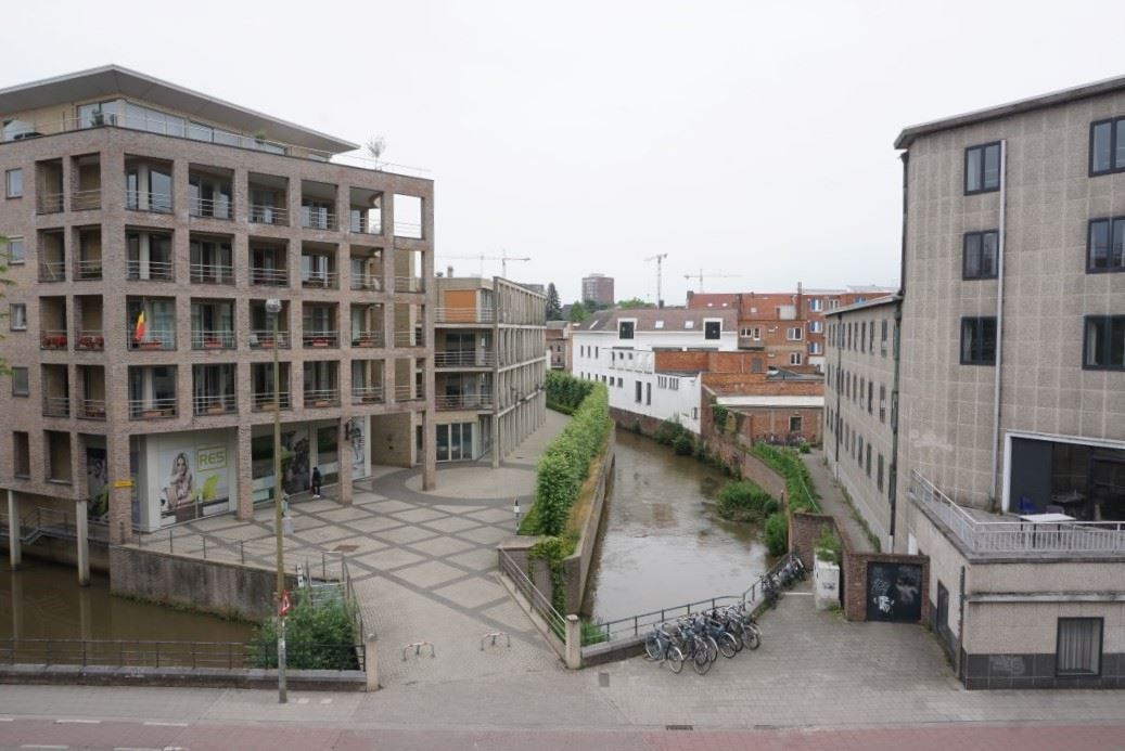 Zeer centraal gelegen, vernieuwde, gemeubelde studio foto 9