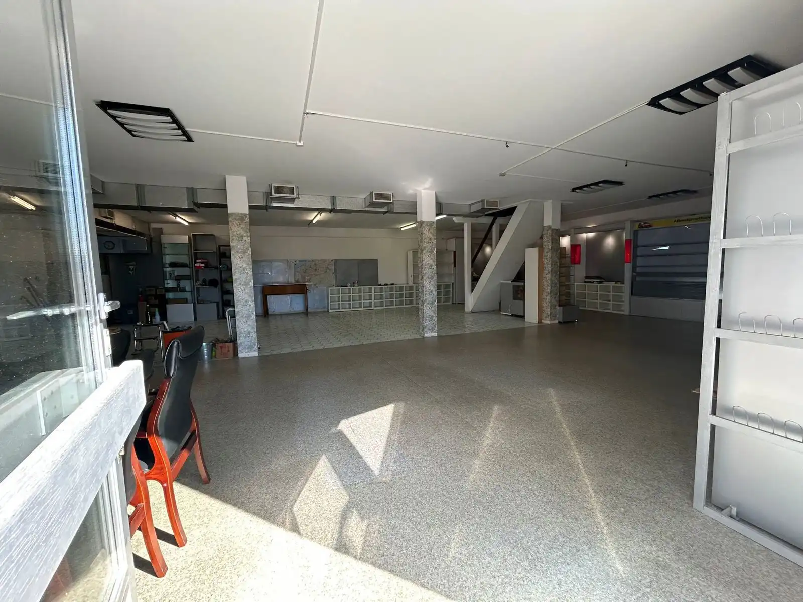 Praktisch magazijn op een uitstekend bereikbare locatie foto 6