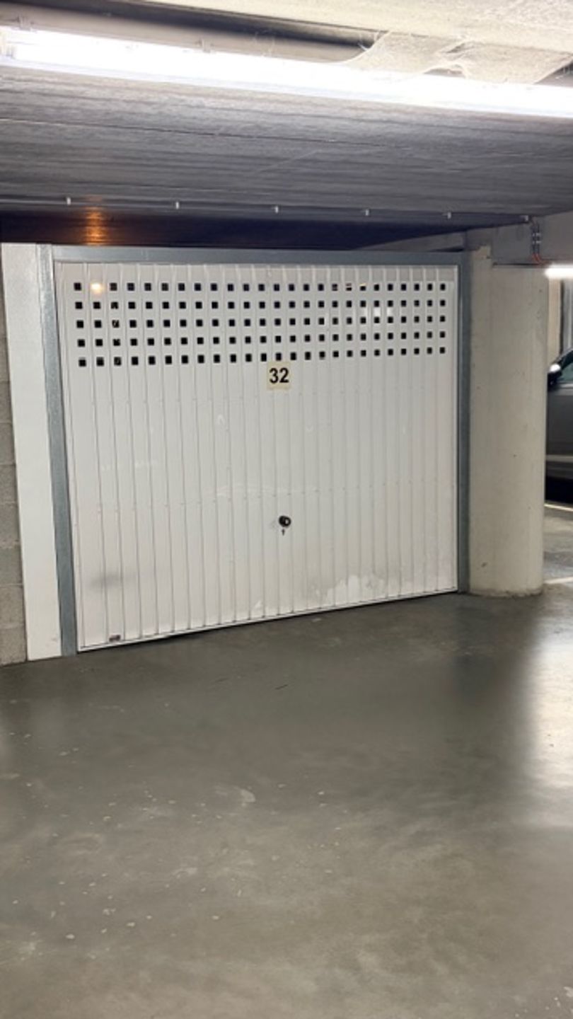 Afgesloten en ruime garagebox op het Zuid foto 3