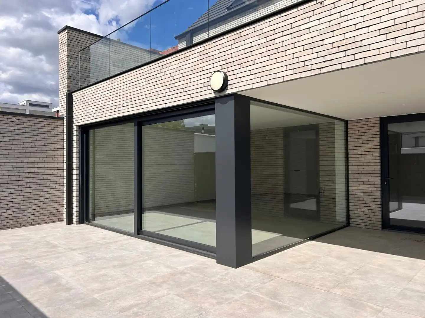  😊Te koop (6%!) centrum Waregem: Luxe nieuwbouwappartement met 3 slaapkamers op het gelijkvloers, met zuidgericht zonneterras! foto 3