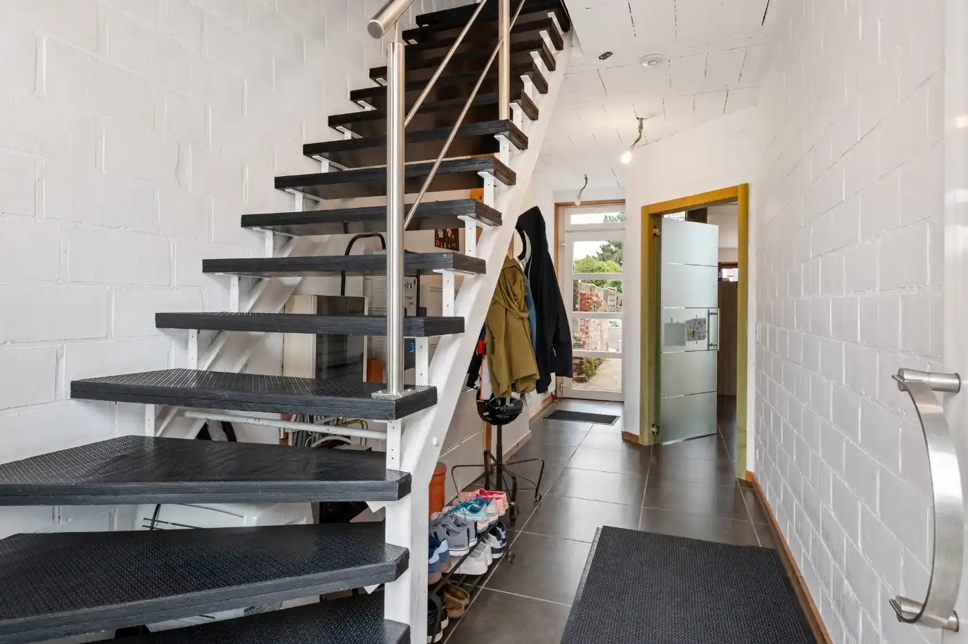 Centraal gelegen, ruime woning met 3 slpk. en tuin foto 2