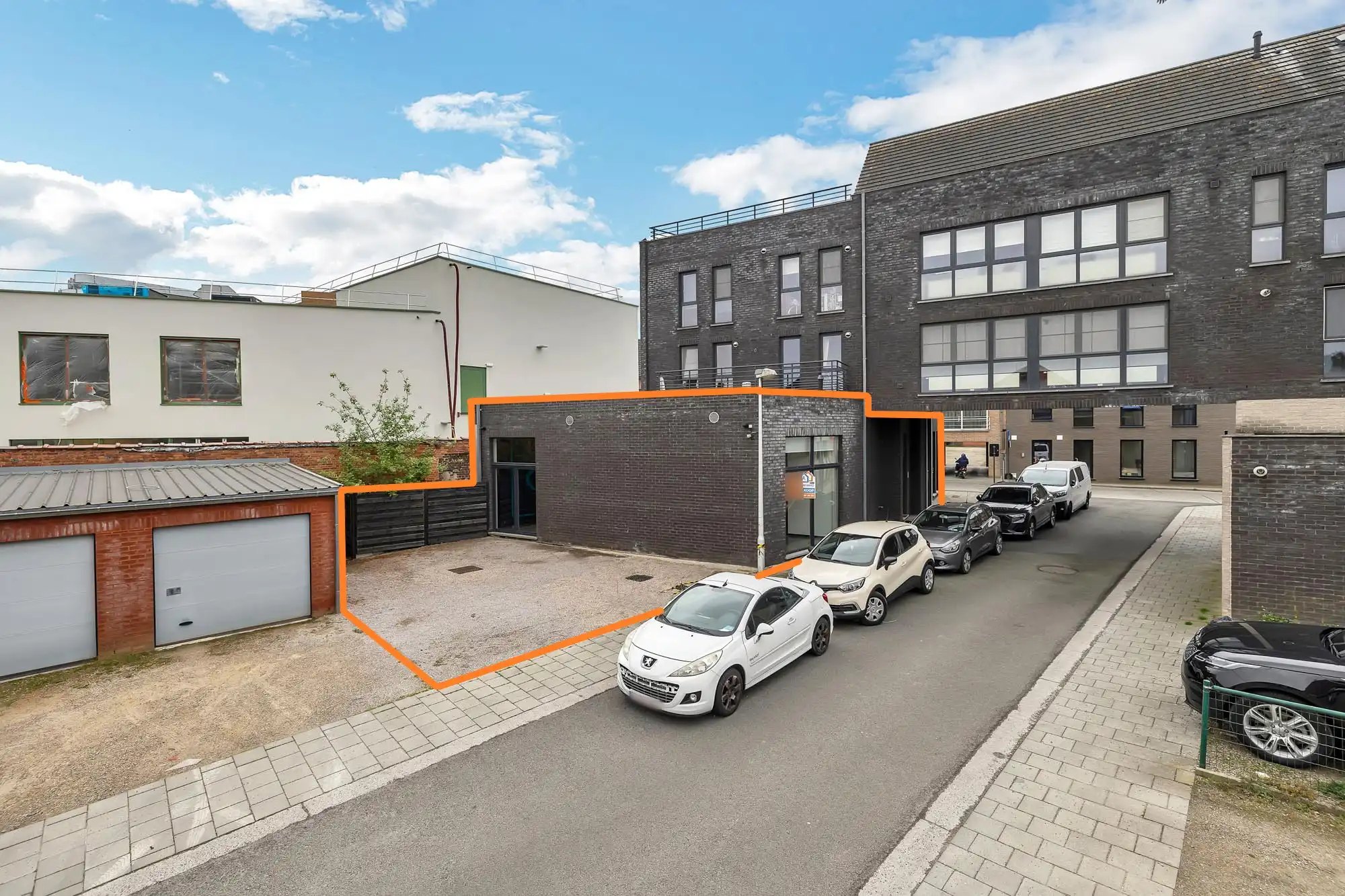 Instapklaar commercieël gelijkvloers met parking in Aalst foto {{pictureIndex}}