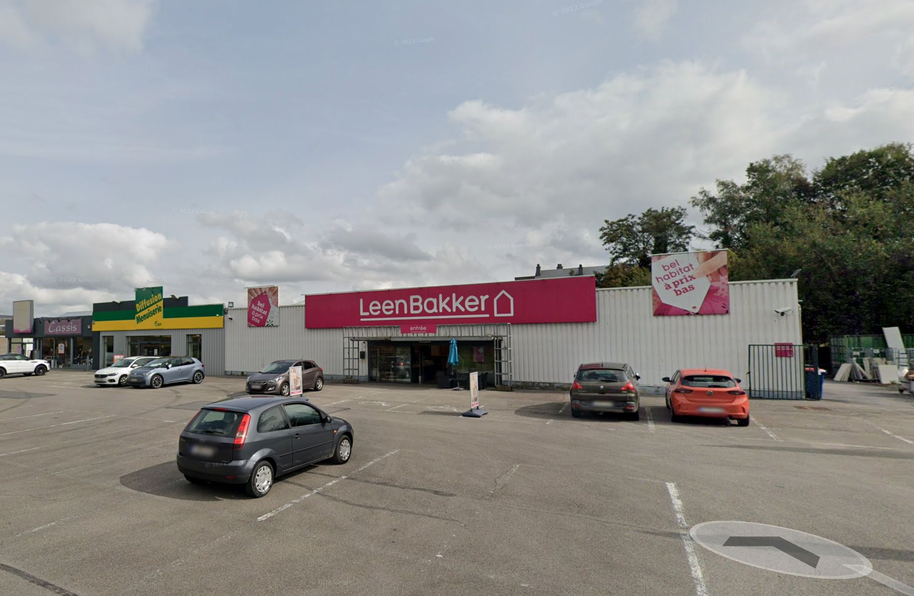Baanwinkel te huur in Philippeville, toplocatie retailpark foto {{pictureIndex}}