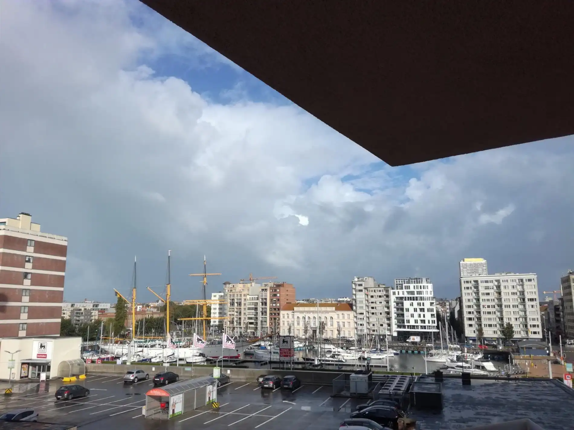 Lichtrijk, niet gemeubeld 2-slaapkamerappartement met zicht op jachthaven. foto {{pictureIndex}}