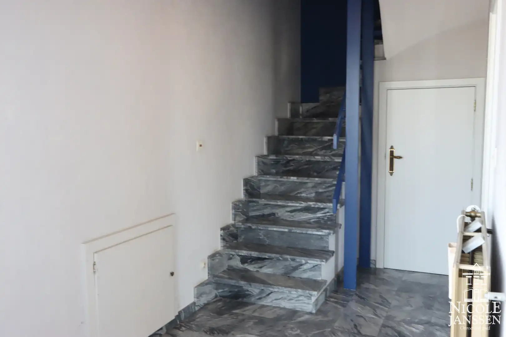 Handelspand met bovenliggend appartement gelegen op een gunstige locatie foto 8