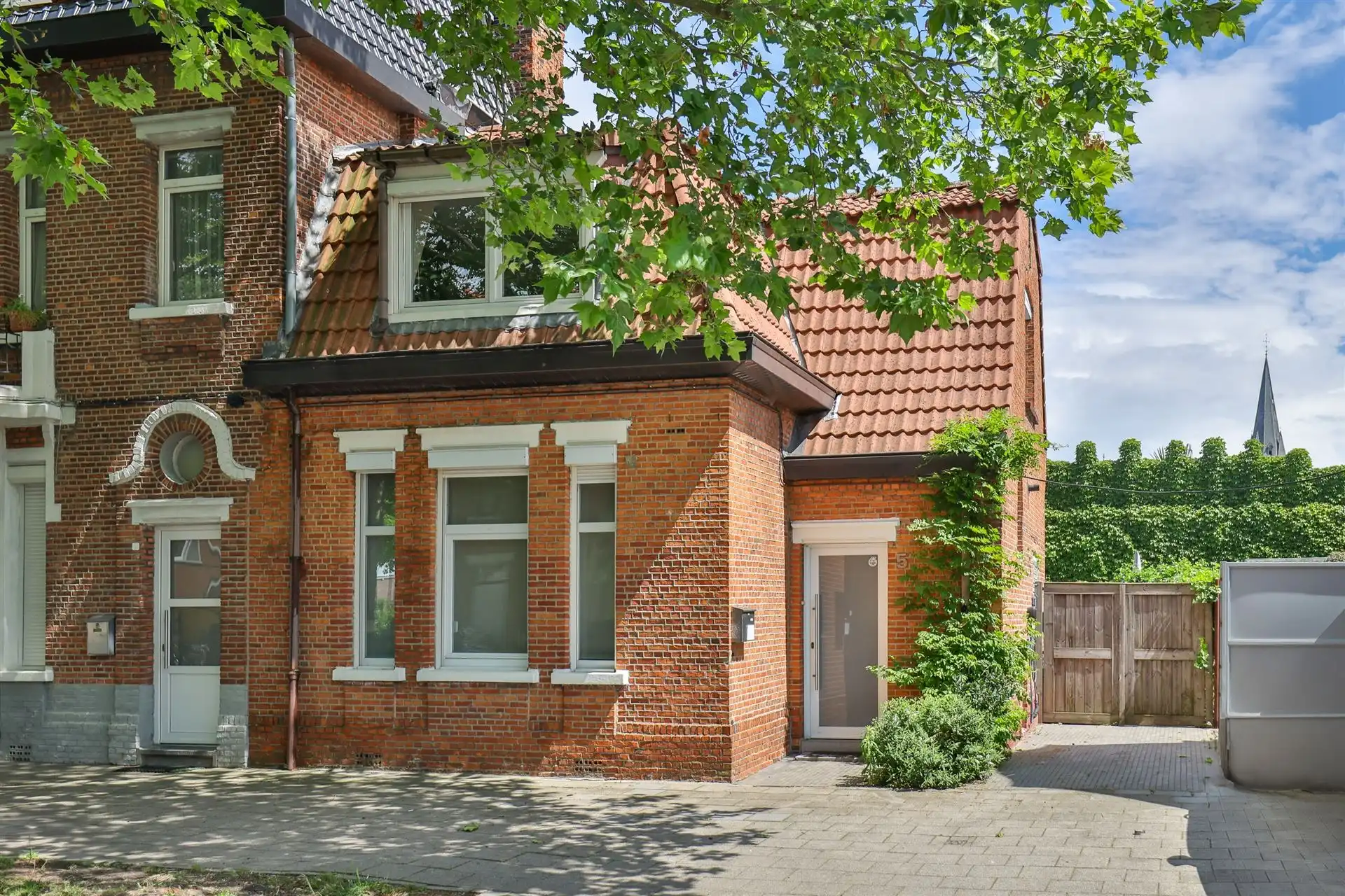 Hoofdfoto van de publicatie: Zeer charmante half open woning in gegeerde wijk