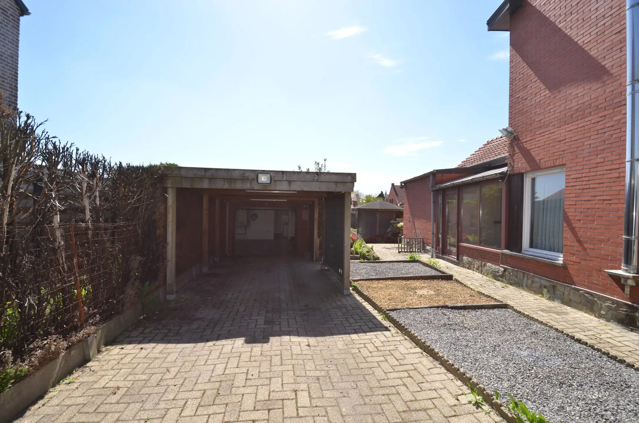 Goed gelegen, te renoveren halfopen bebouwing foto 3