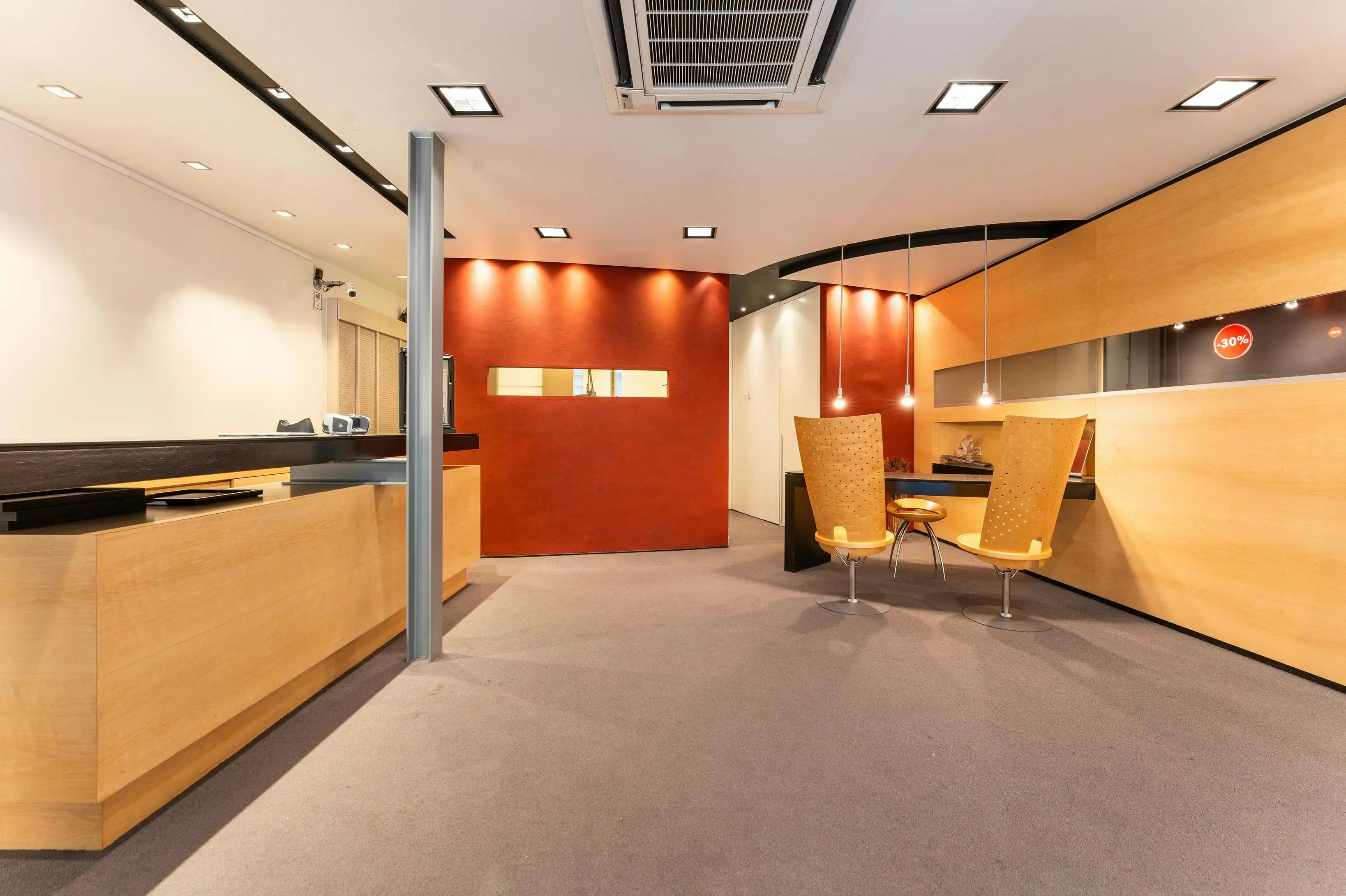 Ruime woning met handelsgelijkvloers en appartement in het centrum van Veurne. foto 8