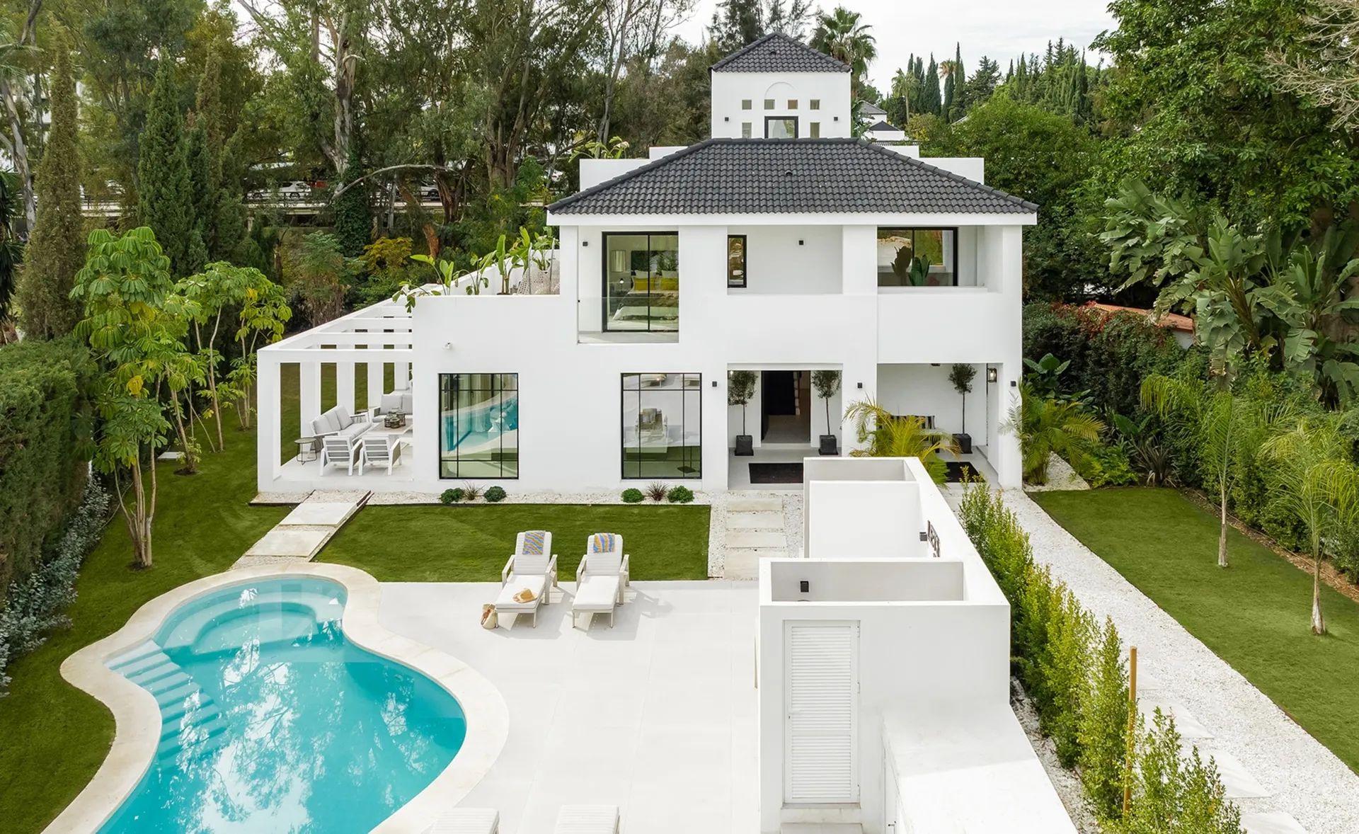 Prachtige moderne luxe villa in Marbella: een oase van verfijning en comfort foto {{pictureIndex}}