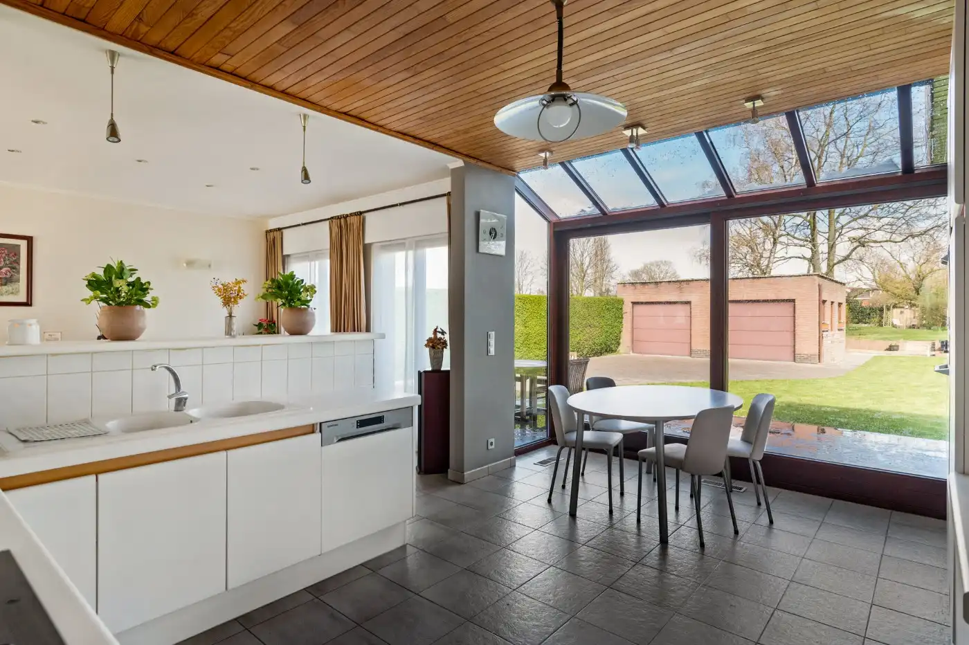 Instapklare, vrijstaande woning met 4 slpk., garage en grote tuin foto 11