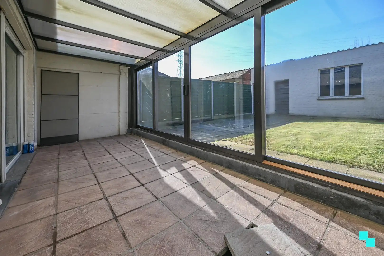 Gerenoveerde woning met twee slaapkamers en ruime garage foto 10