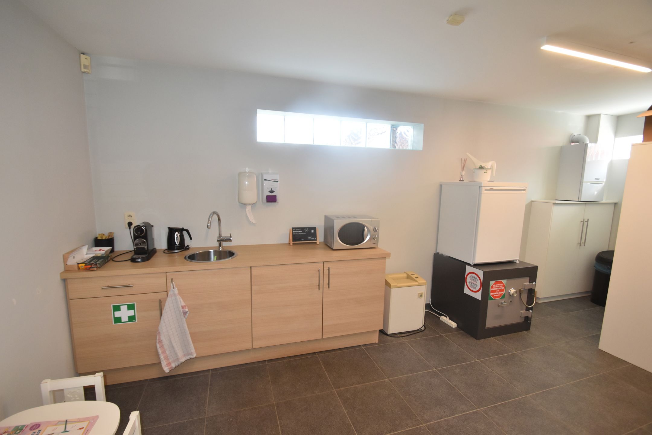 Instapklare villa/bungalow met aansluitend een kantoorruimte/handelsgelijkvloers op ruim perceel van +/- 30 are. Meerdere parkeerplaatsen foto 25