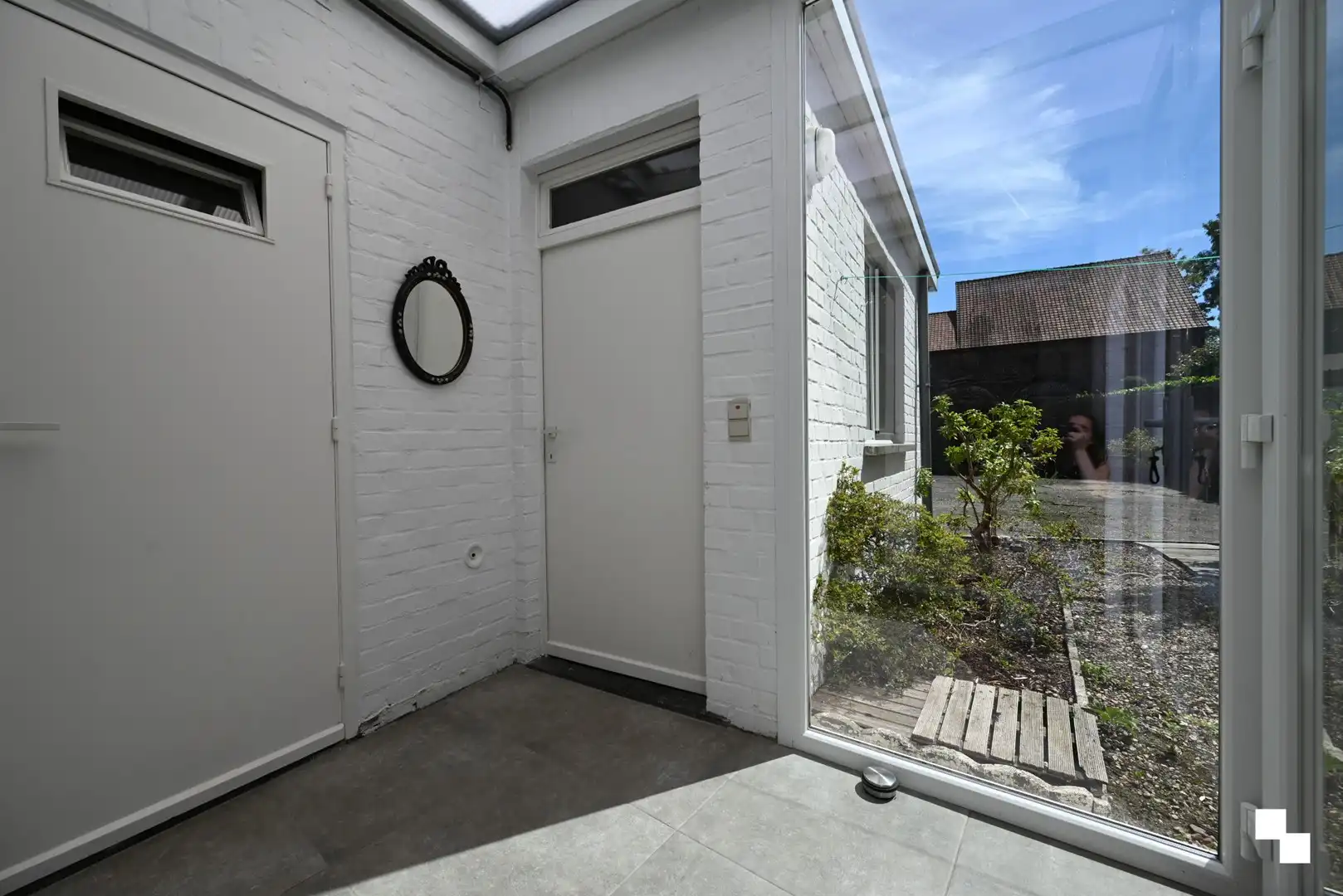 Ruime gezinswoning met vier slaapkamers, garages en extra naastliggend perceel foto 11