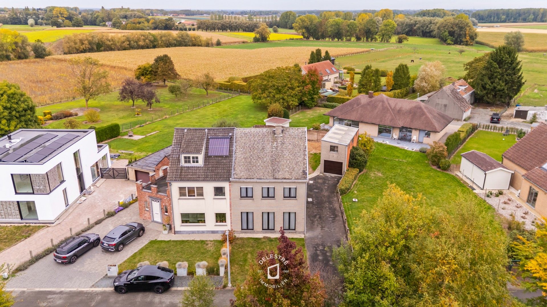 RUSTIG GELEGEN HALFOPEN MET TUIN EN GARAGE foto 5