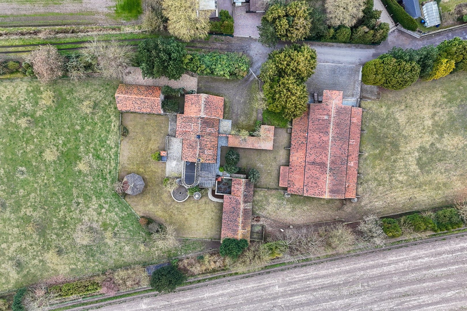 Karaktervol landhuis met zwembad, loods en stallen op rustige ligging foto 24