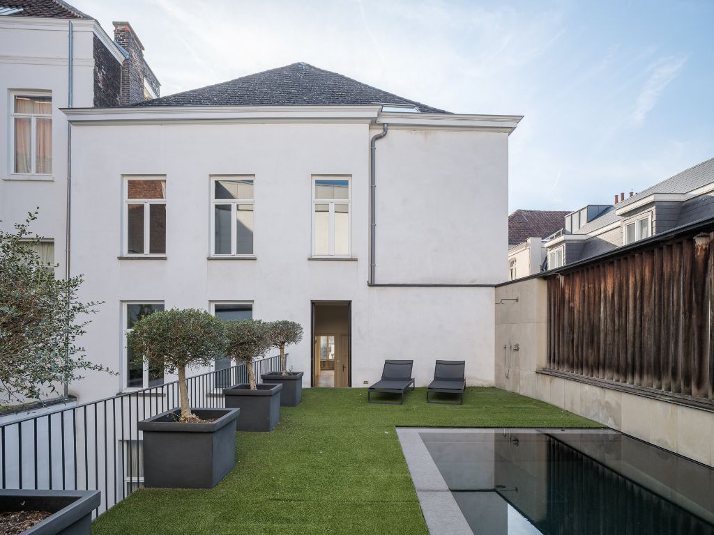 Indrukwekkend stadspaleis met imposant woonvolume, zwembad en parkeermogelijkheden foto 2