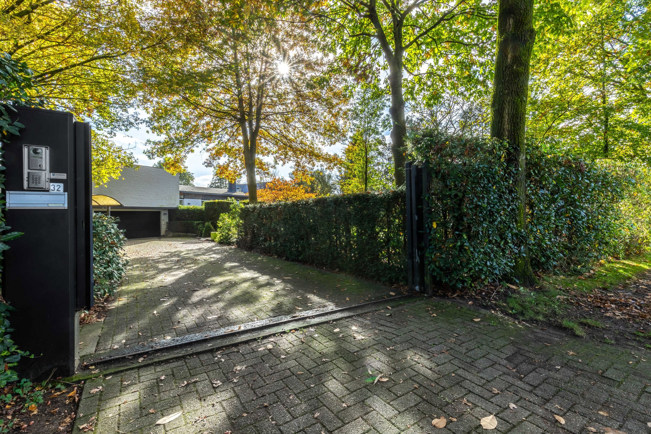 Split level woning op perceel van 2.232m² met veel privacy foto 2