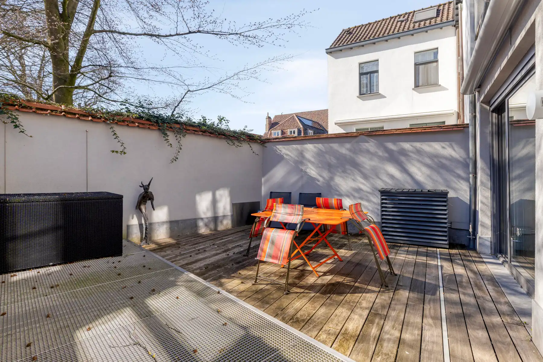 Gerenoveerde (2010) burgerwoning met dubbele garage foto 11