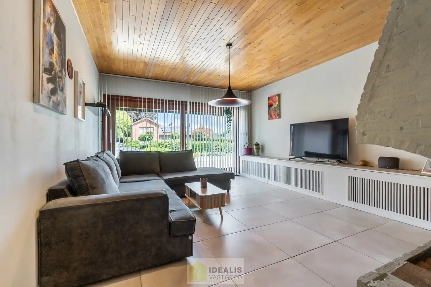 IDEALIS VASTGOED – EENGEZINSWONING MET EEN KNAPPE LEEFRUIMTE MET OPEN HAARD EN AANSLUITEND OPEN MODERNE KEUKEN, EEN HEERLIJKE VERANDA, MOGELIJKHEID TOT 4 SLAAPKAMERS, 2 BADKAMERS, 2 GARAGES EN EEN RUIM WERKHUIS MOMENTEEL INGERICHT ALS LOUNGERUIMTE, VOLLEDIG AANGELEGD MET EEN KNAPPE TUIN OP EEN PERCEEL VAN 8A 65CA! Deze ruime gezinswoning omvat +- 204m² netto bewoonbare oppervlakte met een aangename woonkamer bestaande uit zit-en eetgedeelte, een open moderne keuken, veranda, mogelijkheid tot 4 slaapkamers en 2 badkamers. Momenteel is de woning ingericht als 2 aparte woongelegenheden. Tevens beschikt de woning over een apart garagegebouw bestaande uit 2 garages met achterliggend een werkhuis momenteel ingericht als loungeruimte. Een unieke kans voor kandidaten op zoek naar een ééngezinswoning voorzien van alle faciliteiten op een fijne locatie tussen de centra van Oudsbergen, Bocholt, Bree en Peer! De huidige eigenaar heeft reeds een nieuw dak aangekocht. Dit wordt geplaatst voor de... foto 11