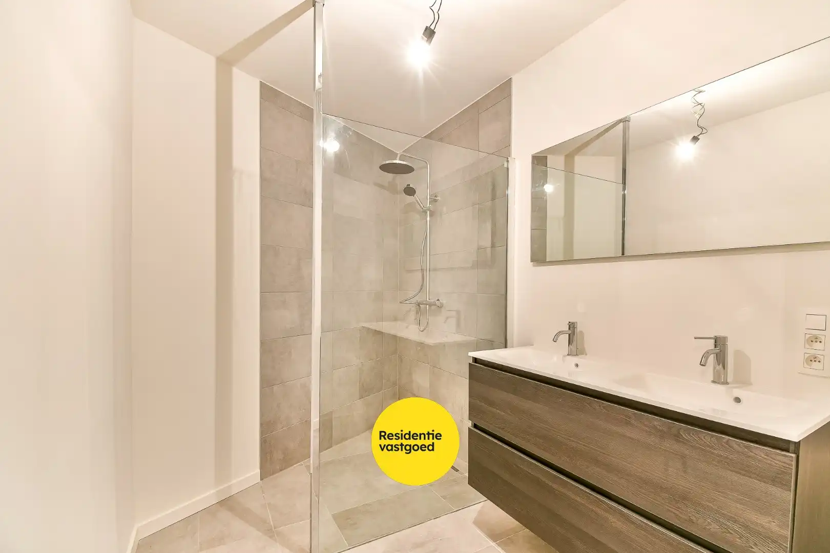 Royaal drie-slaapkamer appartement met ruim terras foto 11