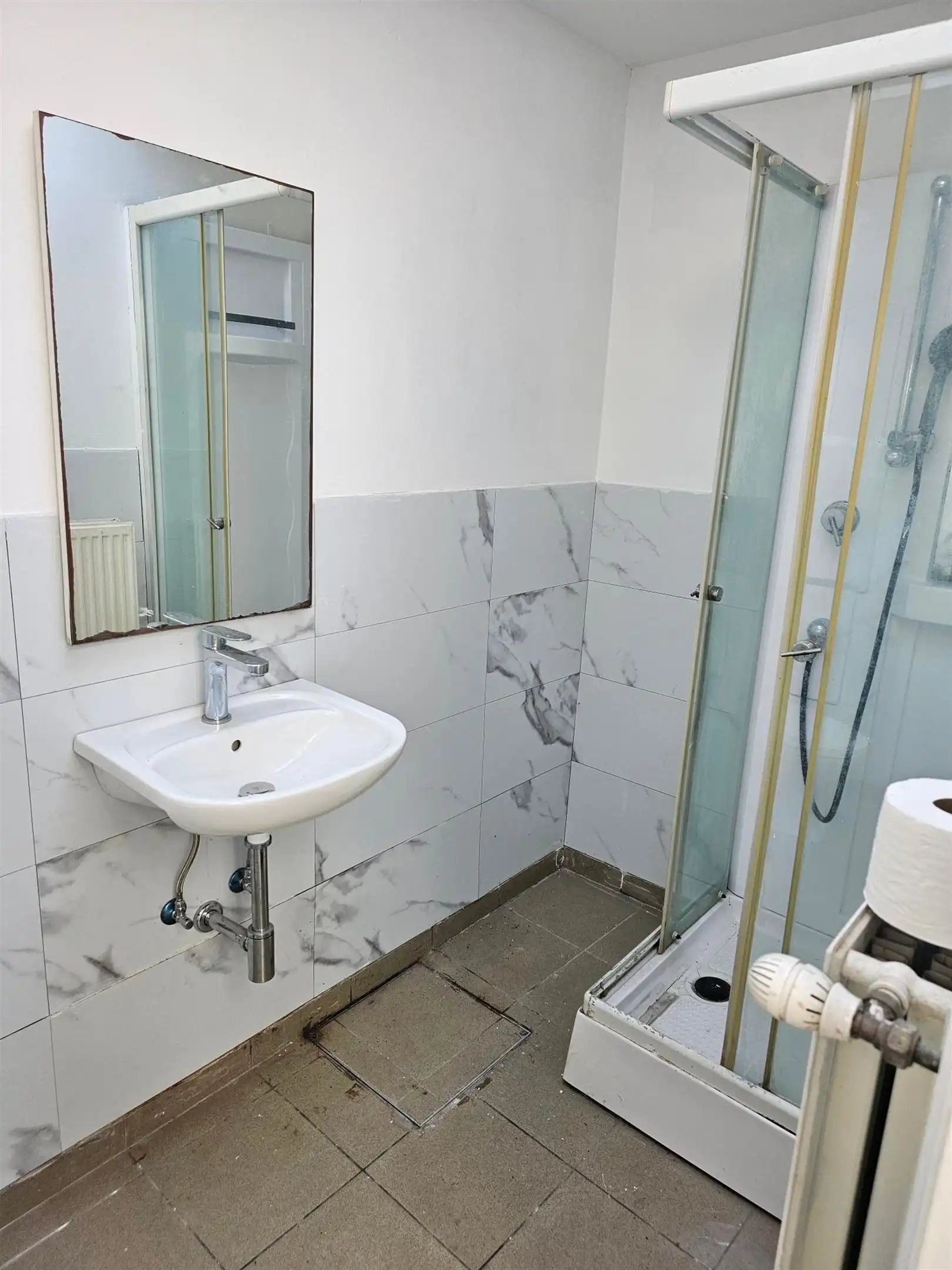 Centraal gelegen, op te frissen rijwoning met 4 slaapkamers. foto 3