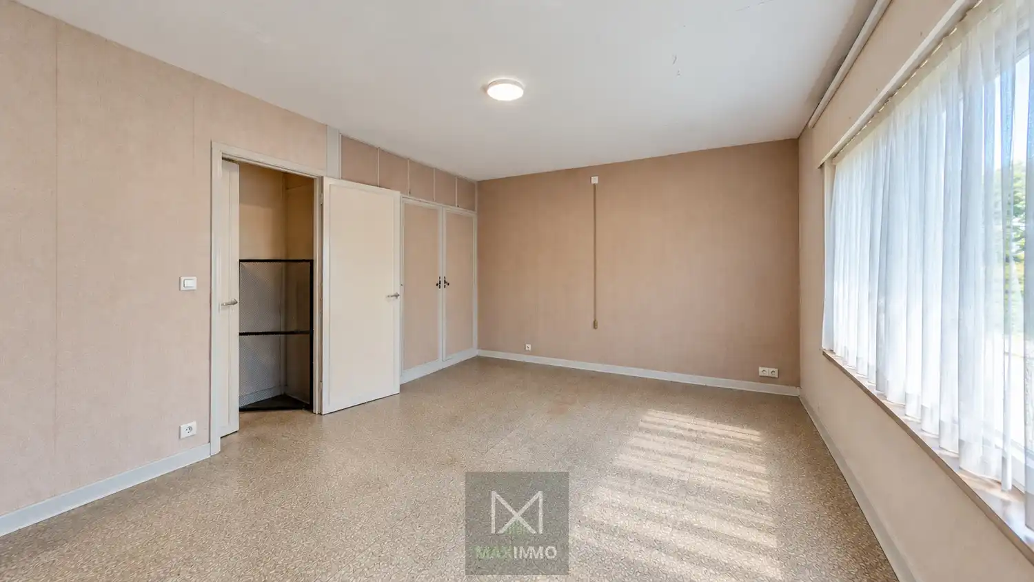 Ruime woning met dubbele garage, grote tuin en prachtig zicht op de velden foto 13