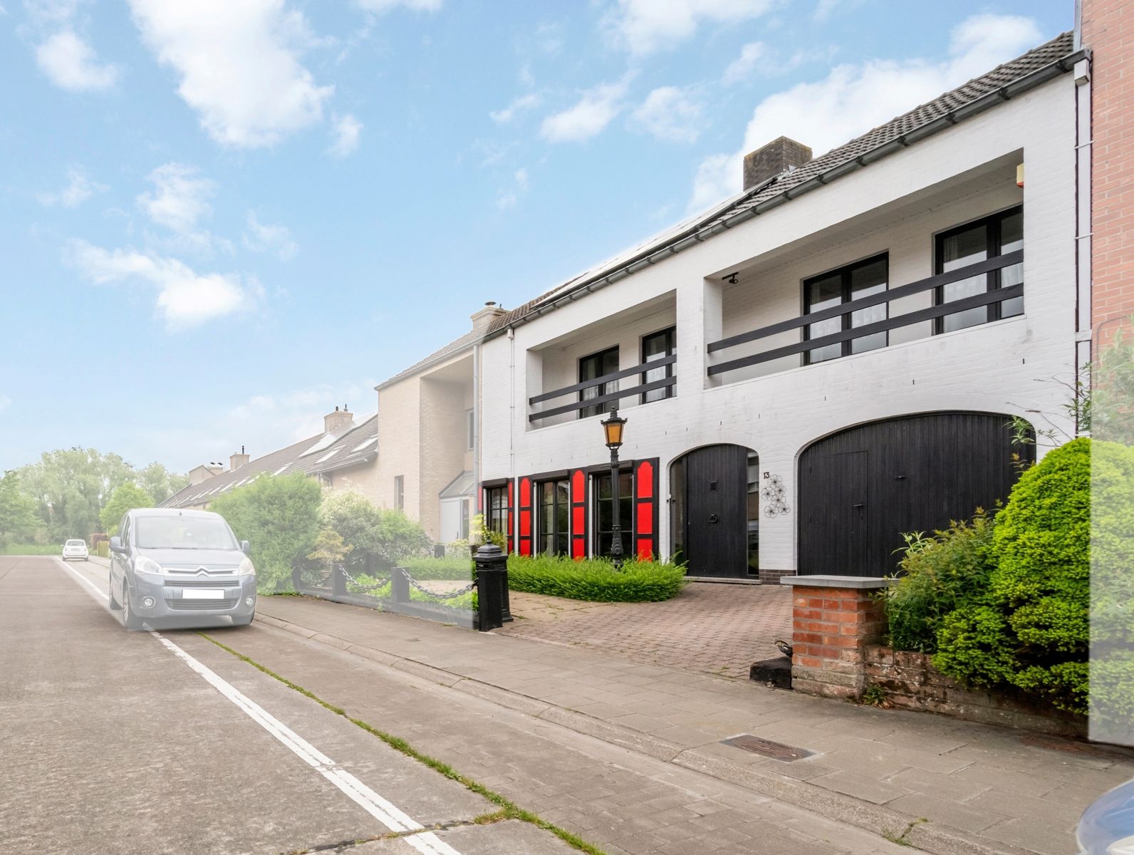 Ruime woning met tuin en bijgebouwen in rustig Sint-Kruis. foto {{pictureIndex}}