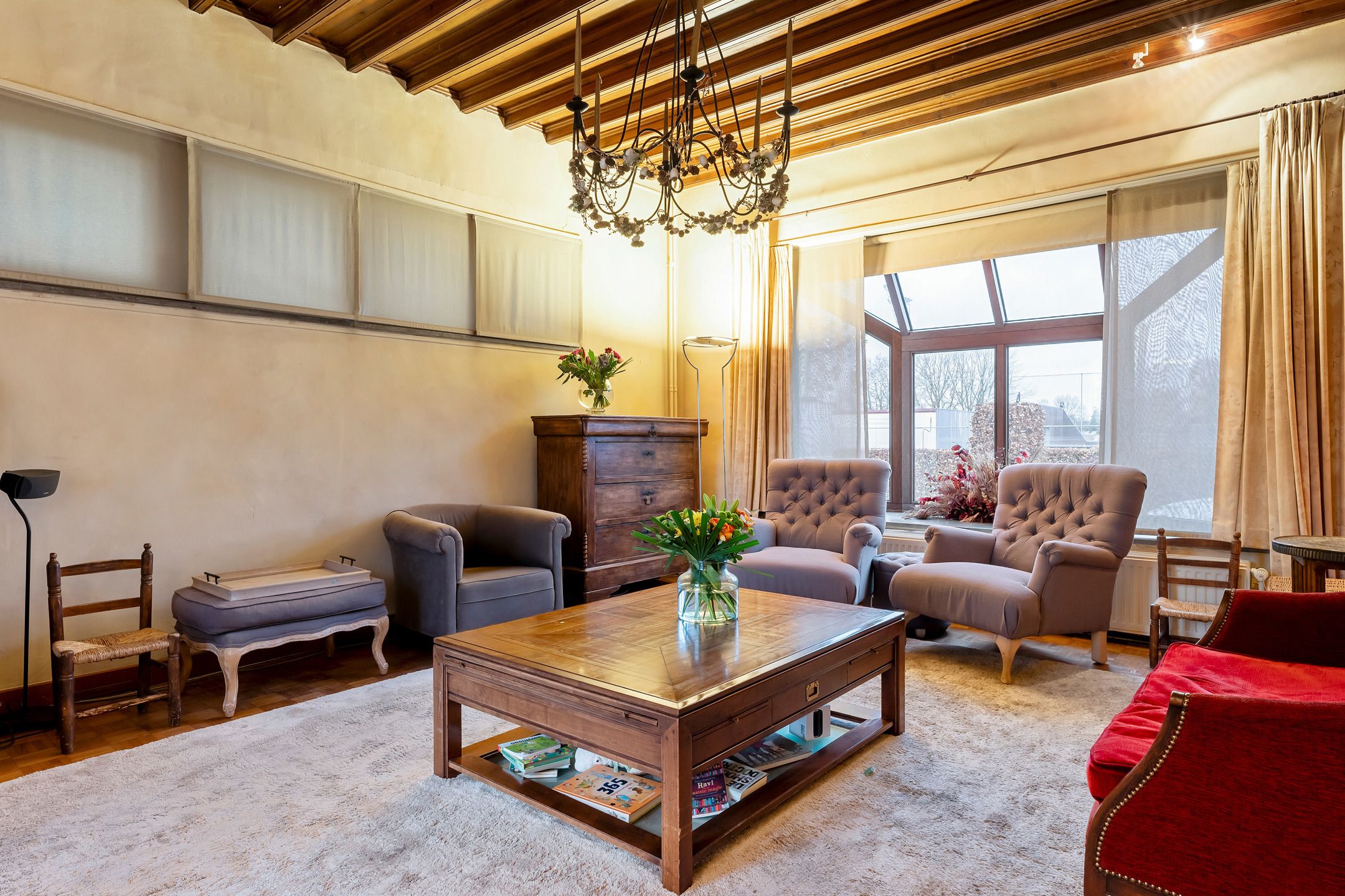 Karaktervolle hoeve met apart praktijkgedeelte, zwembad en prachtig uitzicht op weilanden op 2.642 m². foto 10