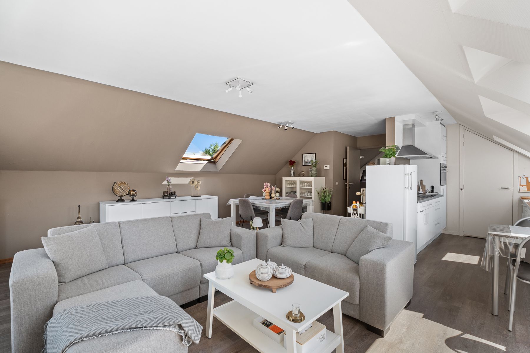 Instapklaar en lichtrijk appartement in hartje Deinze foto {{pictureIndex}}