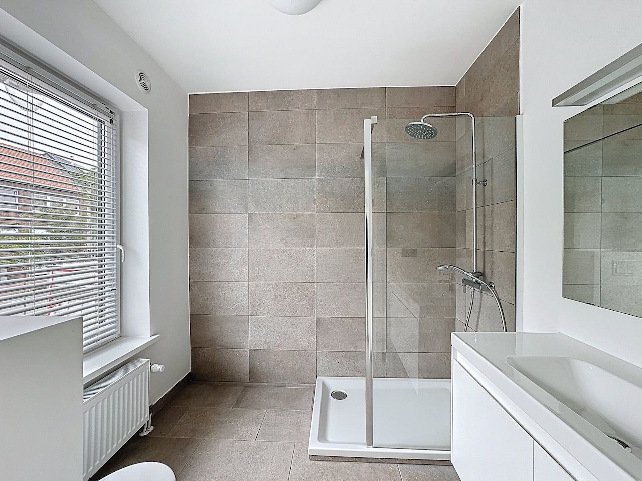 Lichtrijk één slaapkamer appartement met uitzonderlijk ruim west gericht terras. foto 24