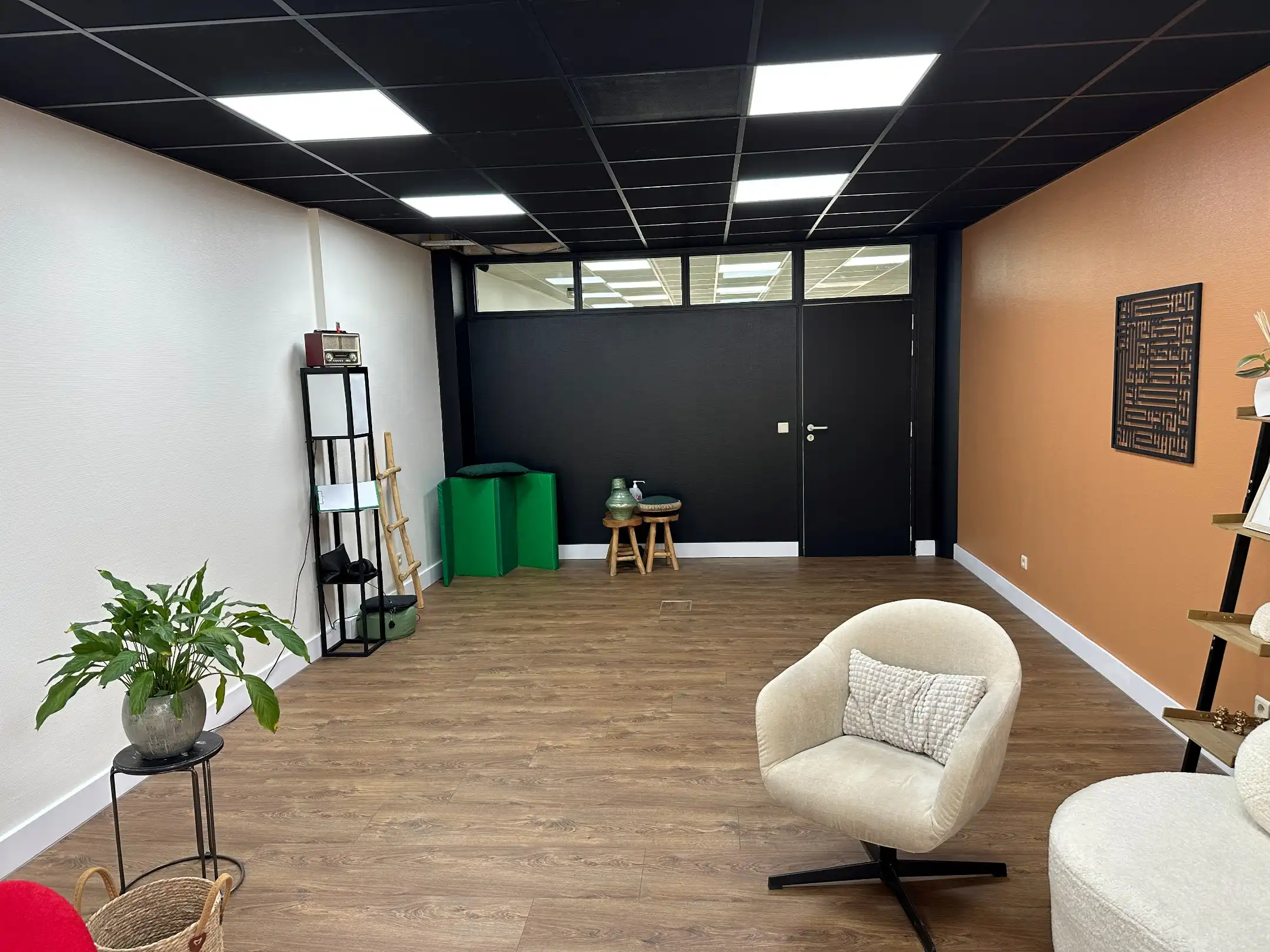 Handelsgelijkvloers van 200m² te Genk centrum, onmiddellijk beschikbaar foto 2