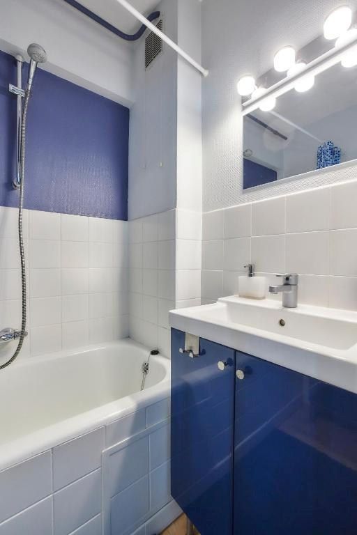 INSTAPKLARE STUDIO MET SCHITTEREND ZICHT OP ZEE  foto 23