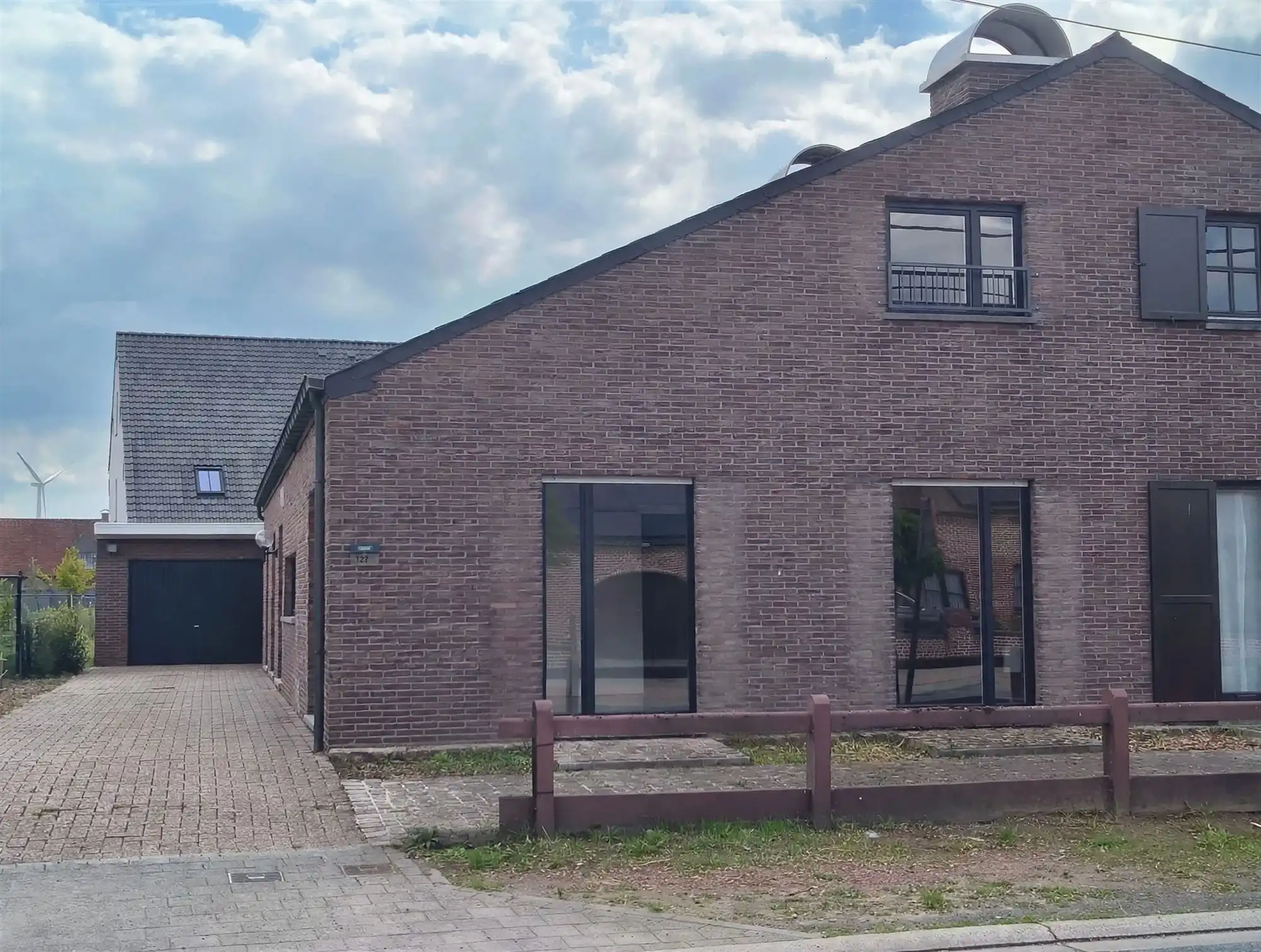 woonhuis -totaal gerenoveerd- met 2 slaapkamers, oprit en garage foto 2