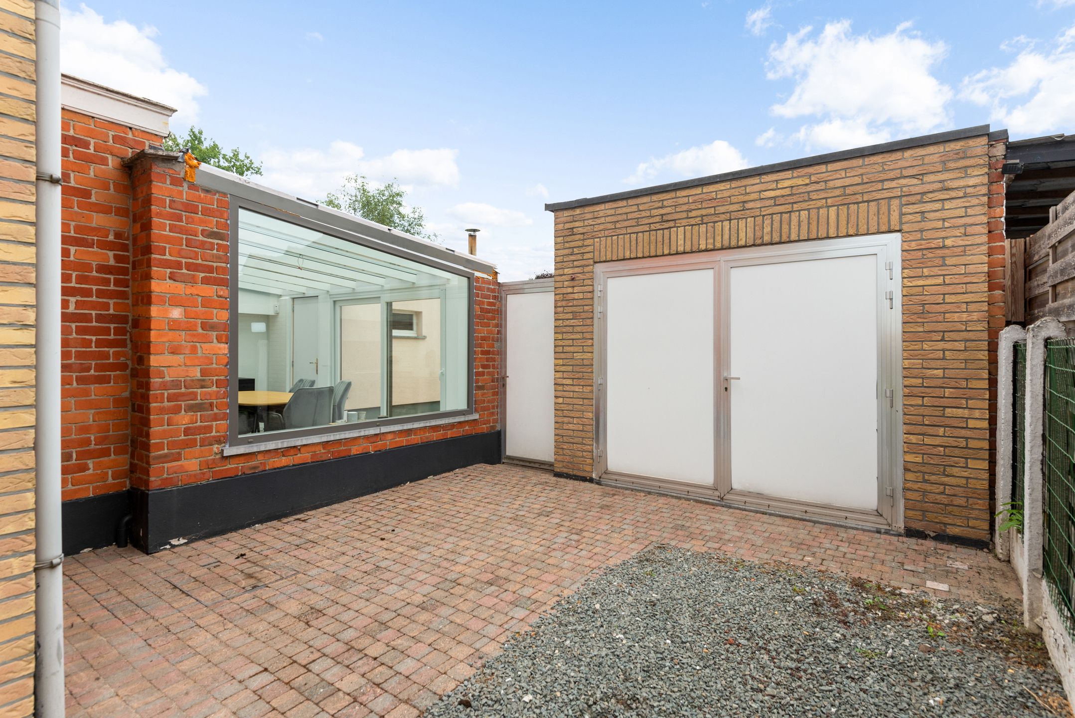 Instapkl. Half-open woning met 3 slpk, polyv. zolder, gar., oprit en tuin foto 6