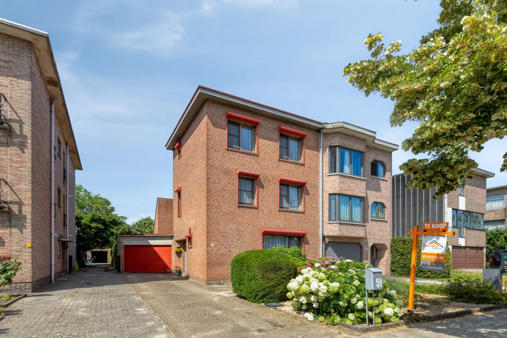 Ruime gezinswoning met 4 slaapkamers, zonnige tuin en garage op een toplocatie in Brasschaat. foto 3