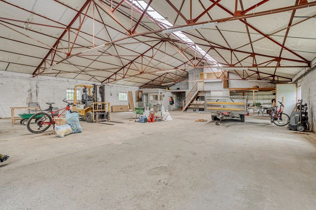 Loods van 340m2 en atelier van 75m2 met woning te koop te Vichte. foto 5