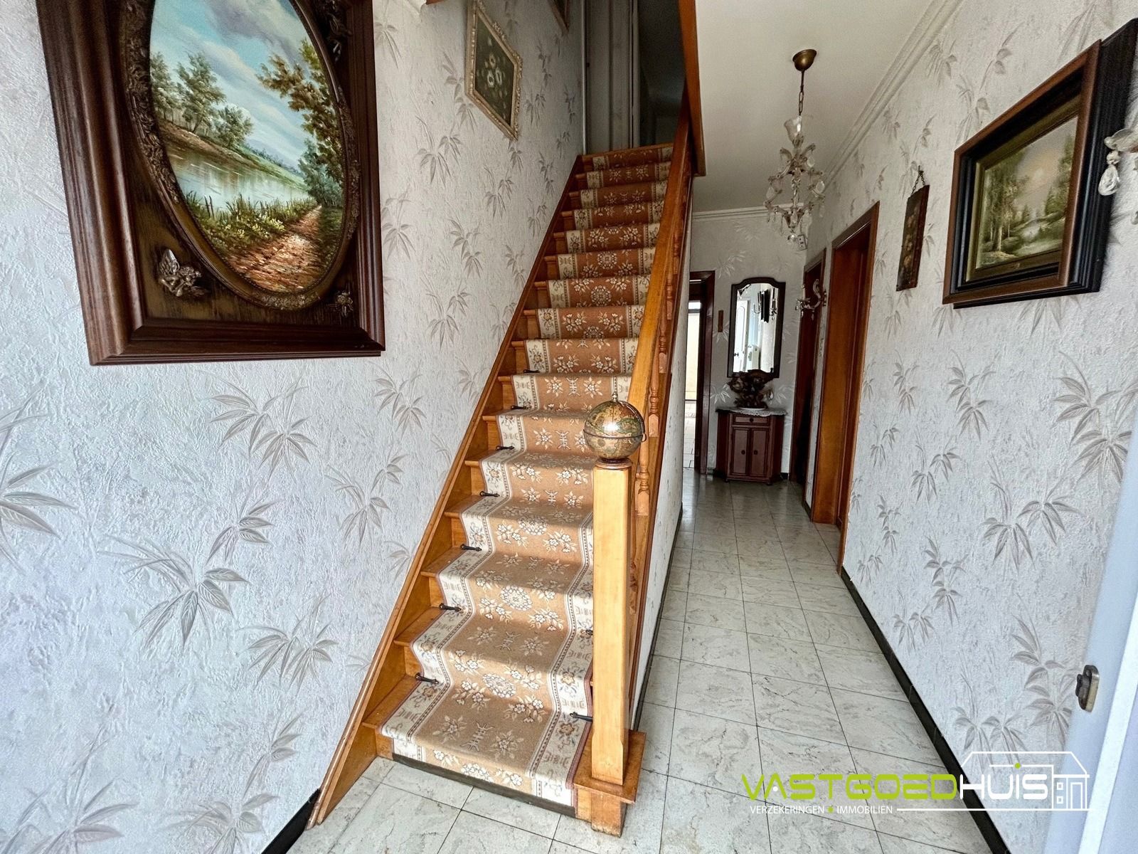 Ruime gezinswoning met garage en tuin foto 2