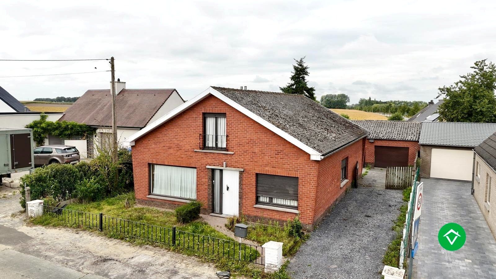 Hoofdfoto van de publicatie: Alleenstaande woning met bakstenen garage en ruime tuin in Ichtegem