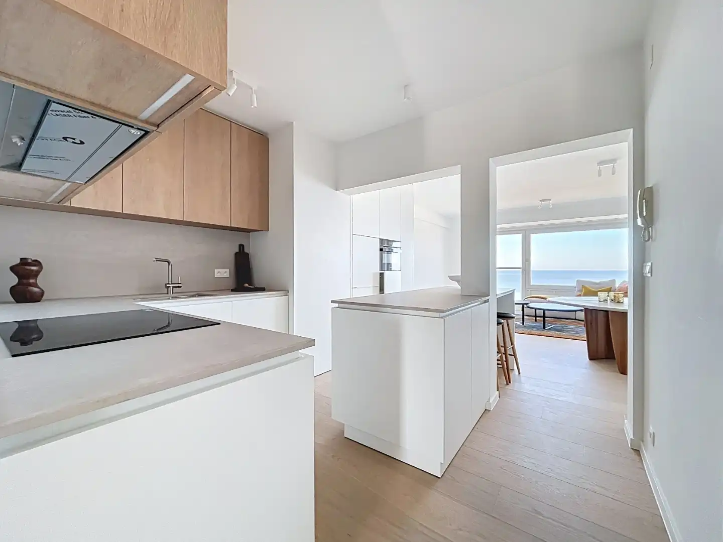 Twee slaapkamer appartement (gerenoveerd 2025) met frontaal zeezicht foto 4