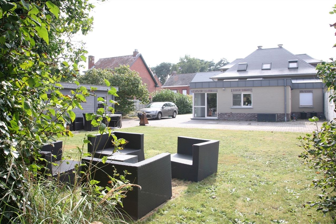 Charmante, gerenoveerde woning met 2 slpk. , tuin en garage foto 2