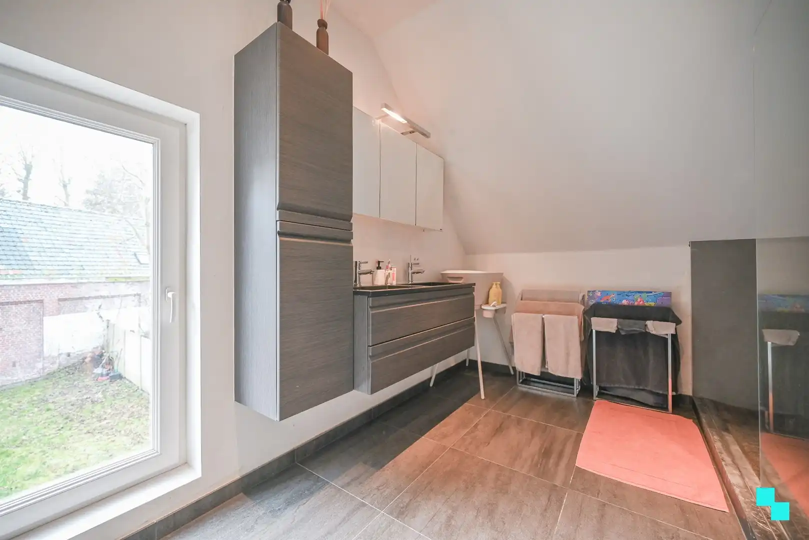 Compleet gerenoveerde ééngezinswoning met 3 slaapkamers en gezellige tuin foto 11